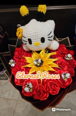 Ramo De Rosas Eternas -Eternal Roses Hello Kitty bee