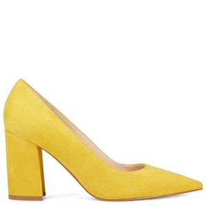 nine west yellow pumps
