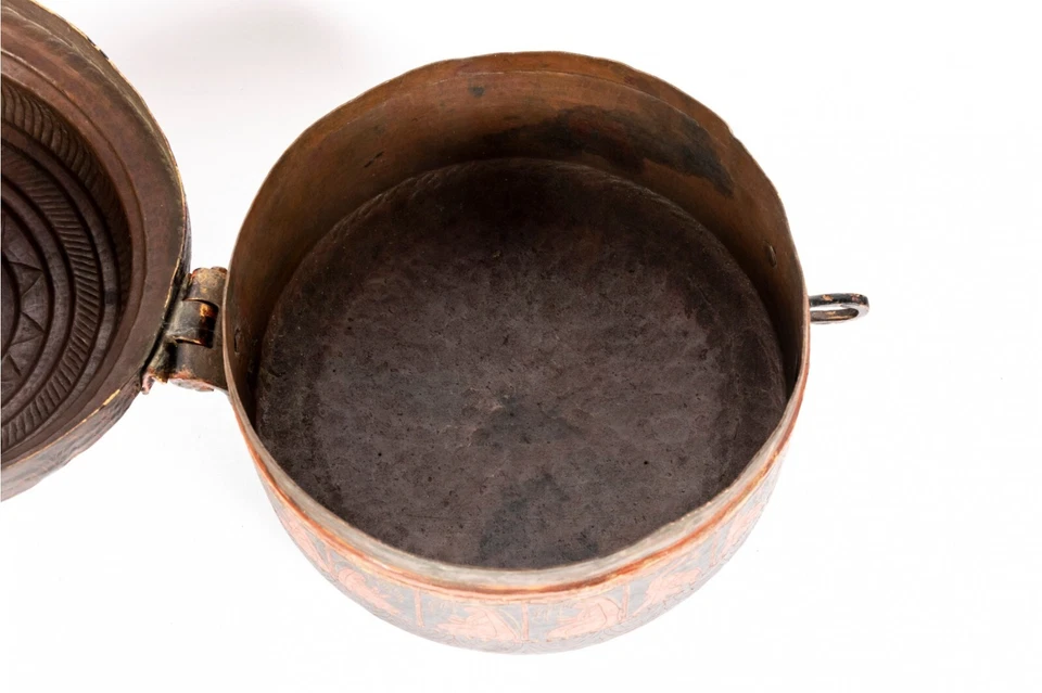 Antigua caja Chapati martillada a mano fr. Caja metálica redonda con bisagras pintada a mano India Foto 3 de 4