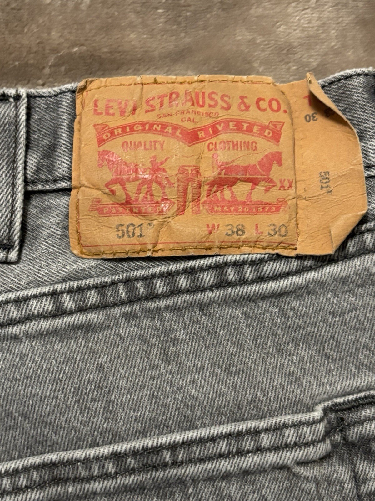 Levi's Jeans Men’s Size 38 Light Gray 501 Button Fly Relaxed Fit Jeans thumbnail 11