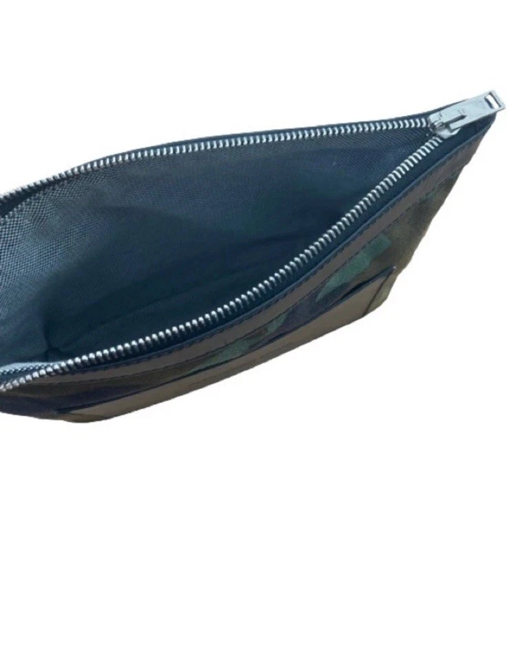 Bolso clutch Alexander Wang camuflaje tapizado en cuero. Excelente estado usado Foto 4 de 4