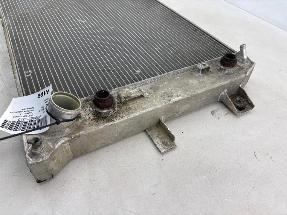 2001-2005 Chevrolet Silverado 3500 / 2500 Engine Cooling Radiator - Image 4 of 4