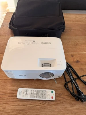 BenQ MH733 1080p 4000 Lumen DLP-Projektor - wie neu und inkl. Tasche und FB - Bild 1 von 2