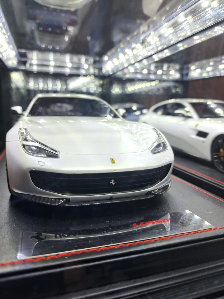 1/18 RUNNER FERRARI GTC4 LUSSO IN PEARL WHITE - Image 2 of 4