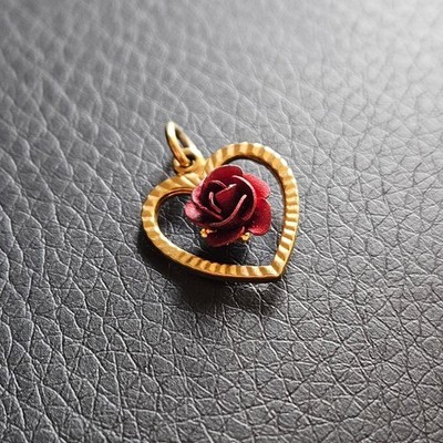 Kleiner realistischer rosa Herz Anhänger Konturen guillochiert vergoldet edler Schmuck