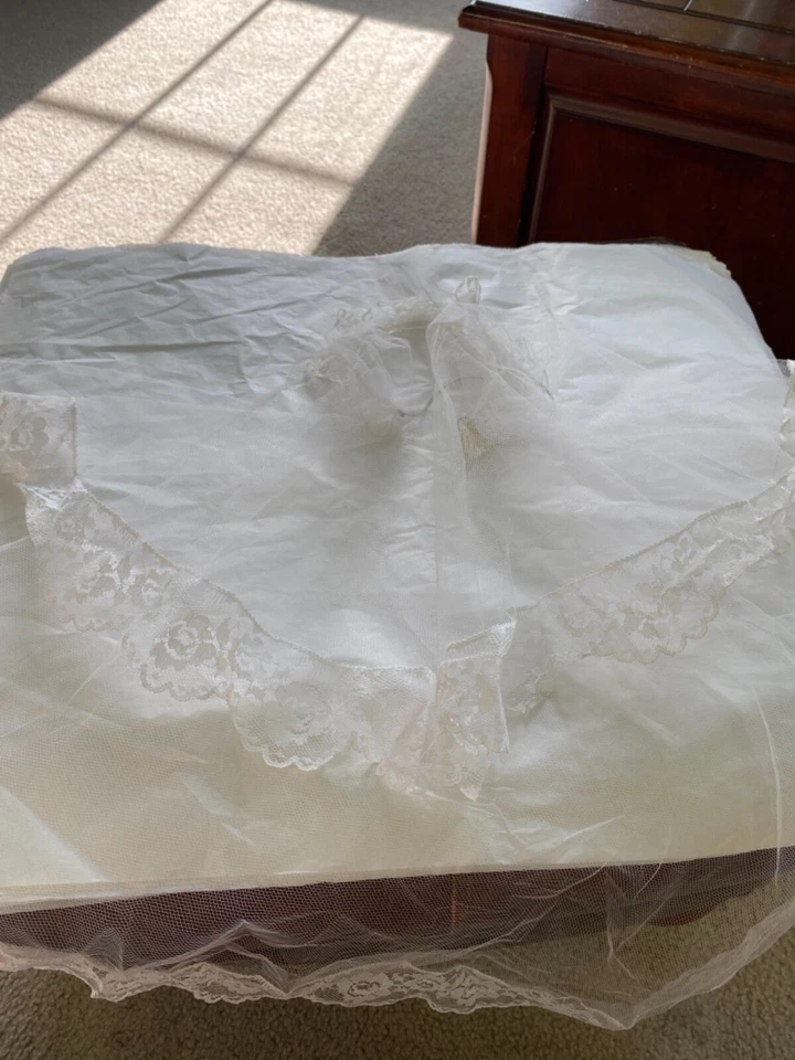 VELO DE PRIMERA COMUNIÓN VINTAGE DE ENCAJE DOBLE NIVEL CON DIADEMA 25” 1960’S Foto 3 de 4