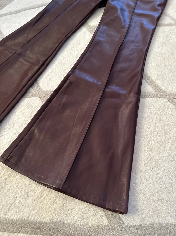 Nuevo con etiquetas Pantalón bootcut mediano de cuero sintético vegano rojo borgoña 7 For All Mankind para mujer Foto 3 de 4