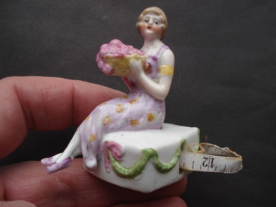 SELTEN UM 1920 HÜBSCHE DAME HÄLT KORB MIT OBST PORZELLAN NÄHEN MASSBAND