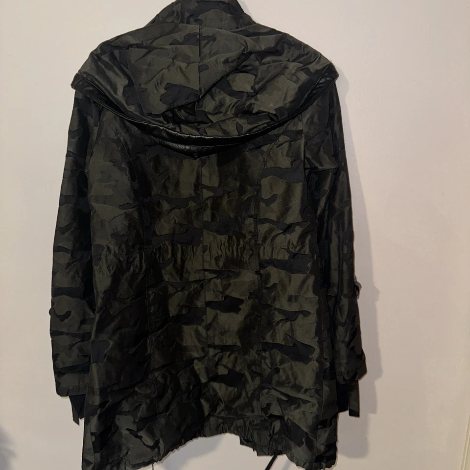 JAQUETA COM CAPUZ BLANC NOIR CAMO ANORAK; TAMANHO Pequeno  - Imagem 2 de 4