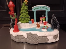 RUZ Dr Seuss The Grinch ANIMATED ICE SKATING RINK