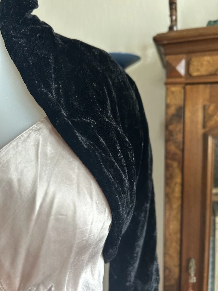 Chaqueta bolero vintage de terciopelo negro con cuello alto de los años 30 con forro rosa SM/XS Foto 4 de 4