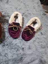 CHAPS Womens Premium indoor Outdoor Slippers, Sz 6.5-7.5 M; NIB