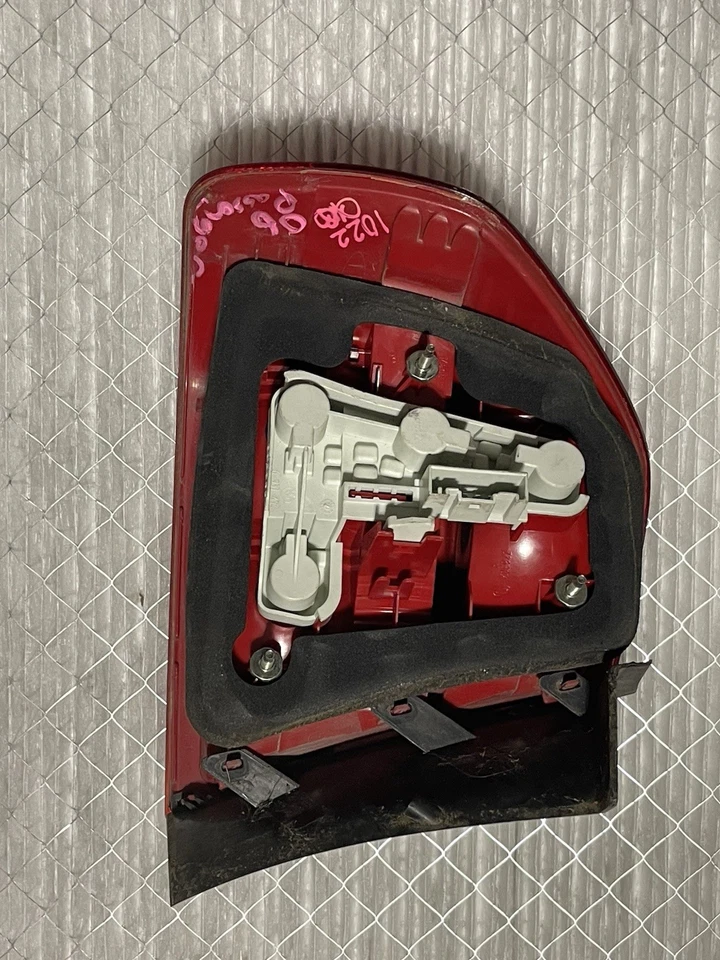 Luz trasera lateral derecha para pasajero BMW 325i 2006-2006 OEM YZ05X Foto 3 de 4