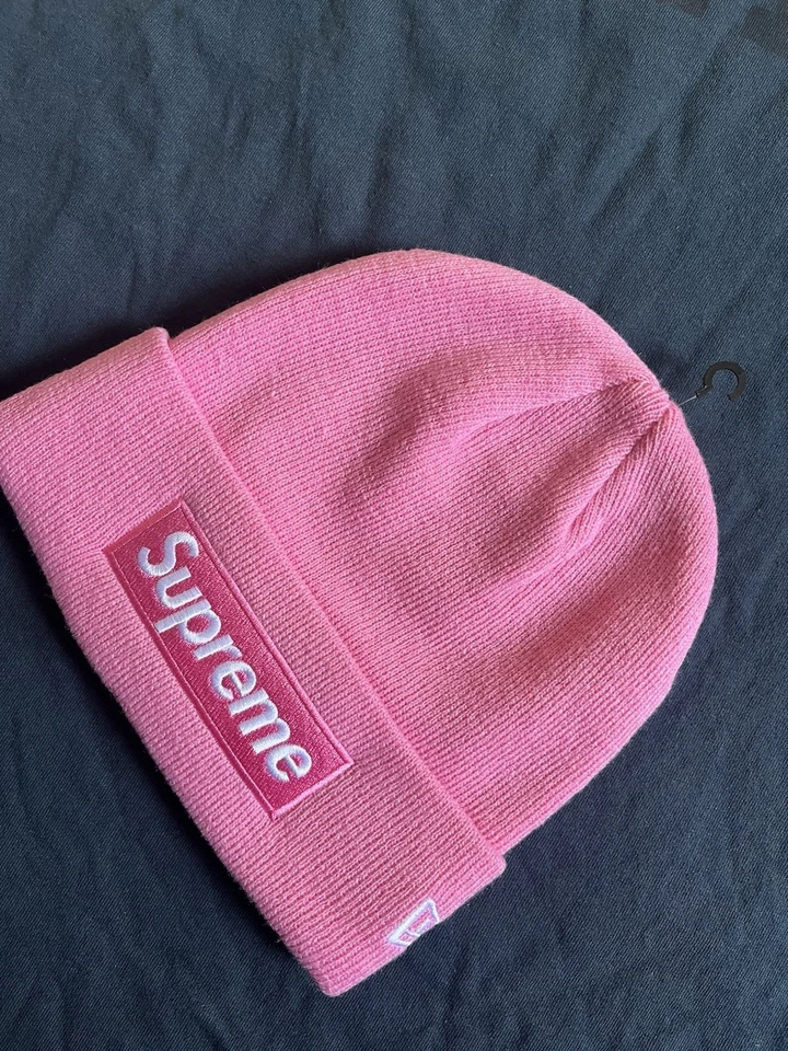 Gorro Supreme Rosa Logo Caja Rosa 2021 Foto 3 de 4