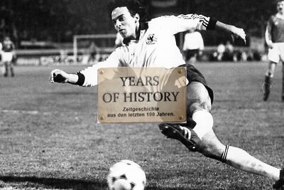 Photo 10x15cm Hansi Müller on the ball against England he should make his first World Cup appearance