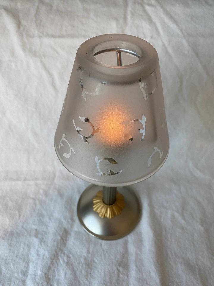 VINTAGE RUSS TEA LIGHT HOLDER SILVER TONE W/GOLD ACCENTS ETCHED GLASS LAMP SHADE - Image 4 of 4