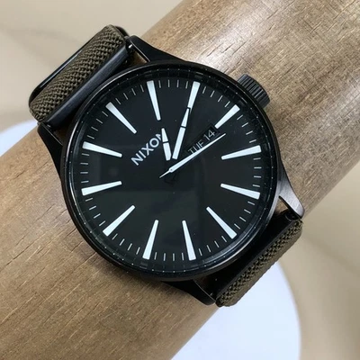 Reloj Nixon The Sentry Hombre Día de Campo Fecha Lona Verde Cuarzo Analógico 42mm 8" - Imagen 1 de 4