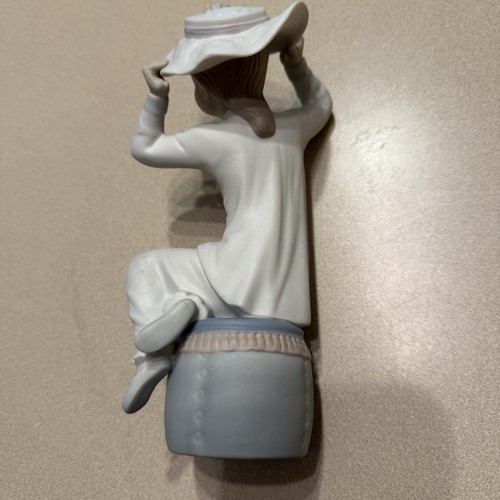 Lladro Girl With Hat Bonnet Sitting on Stool Matte finish 8" Tall Retired Vtg - Picture 5 of 11