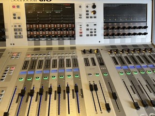 SOUNDCRAFT Vi6 DIGITAL PROFESSIONAL STUDIO MIXER STAND & FLIGHT CASE BARGAIN
