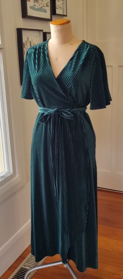 Size 16 ? Green Velvet short sleeve wrap dress - image 2 of 4