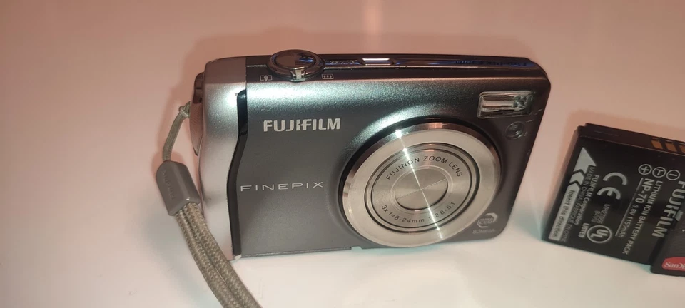 Fujifilm Digital Camera FinePix F40fd 8.3MP Tested & Fully Working + 2GB Card - Image 4 of 4