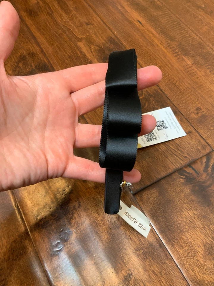 Diadema Jennifer Behr negra con lazo de satén Leah talla única ¡NUEVA CON ETIQUETAS! Talla única $250 Foto 3 de 4