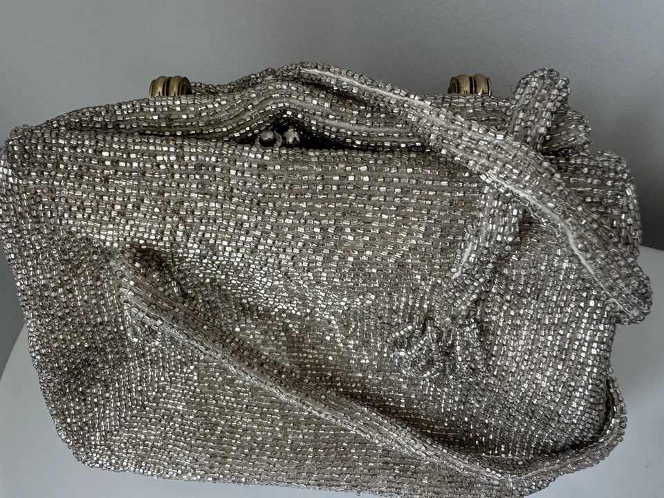 Cartera de lujo con cierre de clip de metal MCM Walborg interior satinado con cuentas a mano como nueva Foto 3 de 4