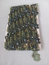 Applique con rifiniture floreali verdi con perline e paillettes