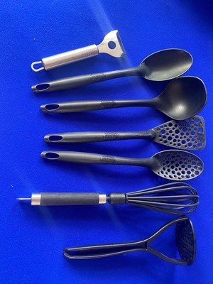 7 Stück Küchenutensilien Konvolut Schöpfkelle Löffel Schneebesen Schäler Stampfer guter Zustand