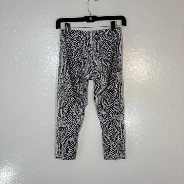 Леггинсы женские Onzie XS черно-белые с принтом из змеиной кожи укороченные одежда для занятий йогой - Изображение 3 из 4