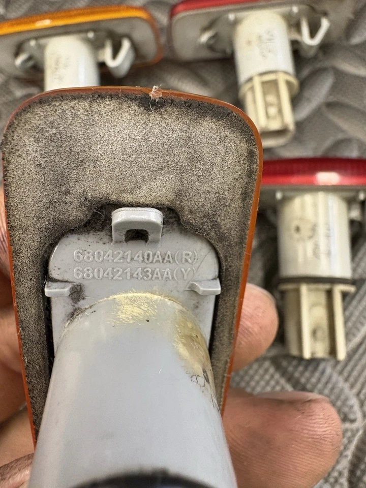 Dodge Ram 3500 2010-2018 juego de luces de señalización de doble platón OEM Mopar rojo ámbar Foto 3 de 4