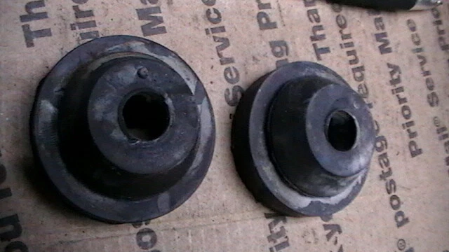 2000 - 2006 nissan sentra lower ac condensor rubber mounts OEM Foto 4 de 4
