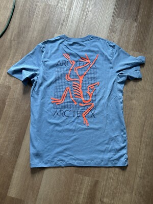 人気【ARC'TERYX】ARC'MULTI BIRD LOGO SS T-SHIRT STONE WASH Arc'teryx Arc'Multi Bird Logo SS Men's Cotton Shirt - Stone