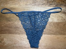 RARE - Victoria's Secret - MED - V-String Lace Thong Panty - NWT
