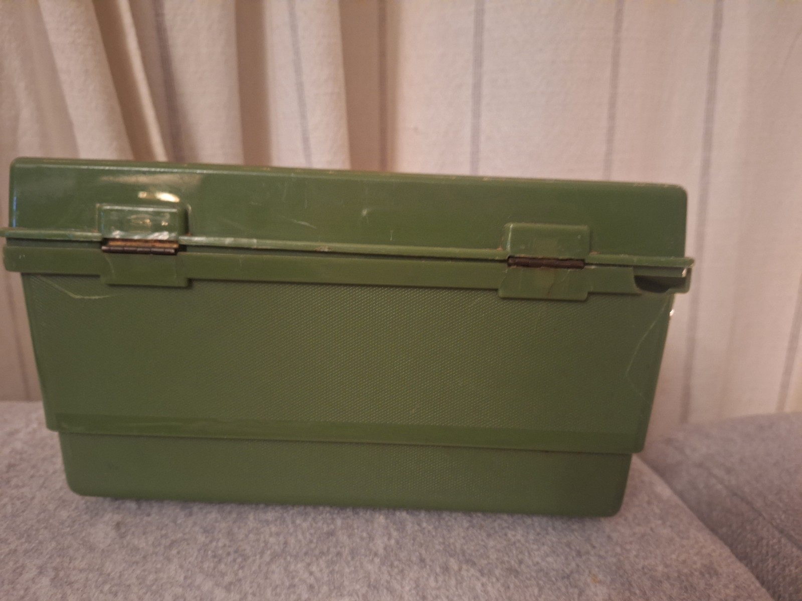 VINTAGE GREEN PLASTIC SEWING CRAFTS STORAGE BOX CASE WITH 1 TRAY AND MATERIALS 