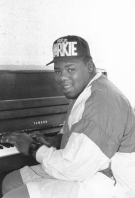 Rap star Biz Markie poses for a portrait at a piano circa 1989 in - Old Photo