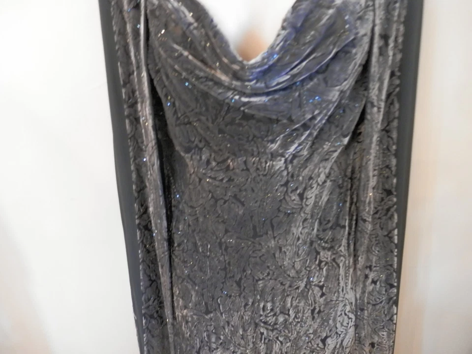 NUEVO CON ETIQUETAS $800 Carmen Marc Valvo HERMOSO, IMPRESIONANTE Vestido Formal Gris Carbón Talla 10 Foto 4 de 4