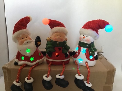 Drei 3 beleuchtete Multi blinkende 4" Holiday Friends Regal Sitter Schneemann Santa Elfe - Bild 1 von 10