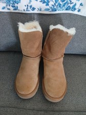 Ugg Women's Short Chestnut Turnlock Boot SZ 7M EUC/CLEAN