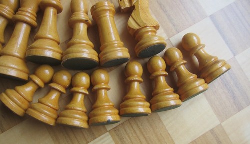 Chess Set 32 Complete Wooden Felted Pieces Vintage - Picture 8 of 18