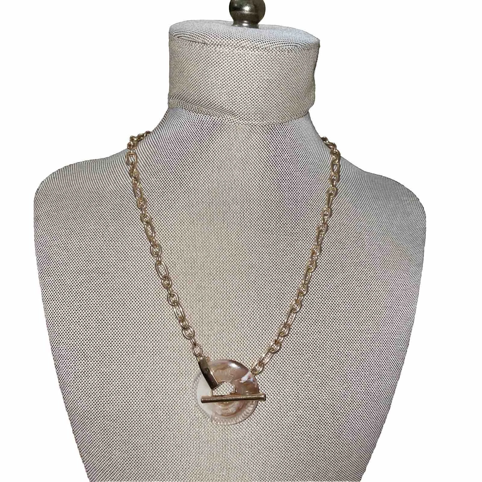 VETEMENTS Collana con ciondolo ciambella lucite e catena in metallo tono oro gioielli moda