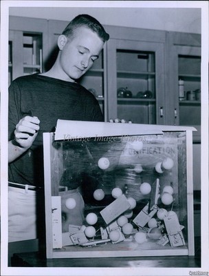 1959 Arnold Ingraham Bunkerhill O.H Display Of Chain Reaction Science Photo 7x9