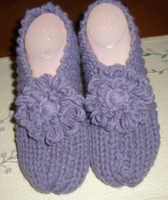 HAND KNITTED WOMAN / LADY SLIPPERS MEDIUM w/DAISY 7-9 NEW "CUTE"