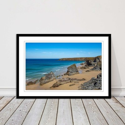 Bedruthan Steps, Küste im Norden Cornwalls. gerahmter bilddruck sonnig lebendig
