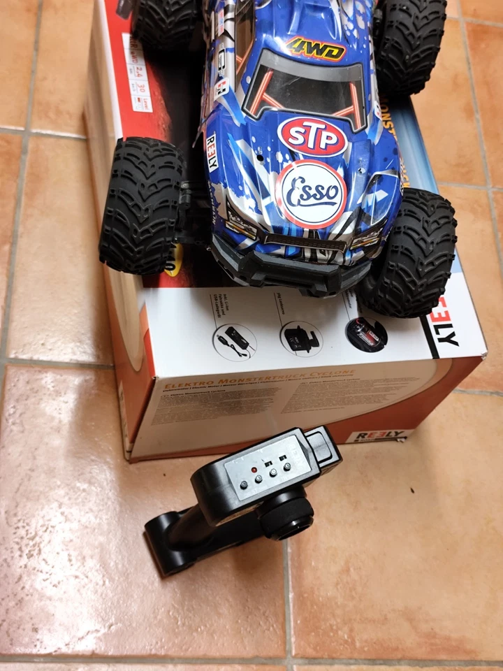 1:10 RTR 4x4 Monster Truck Reely Cyclone Brushed, Getunt und mit Beleuchtung - Bild 2 von 4