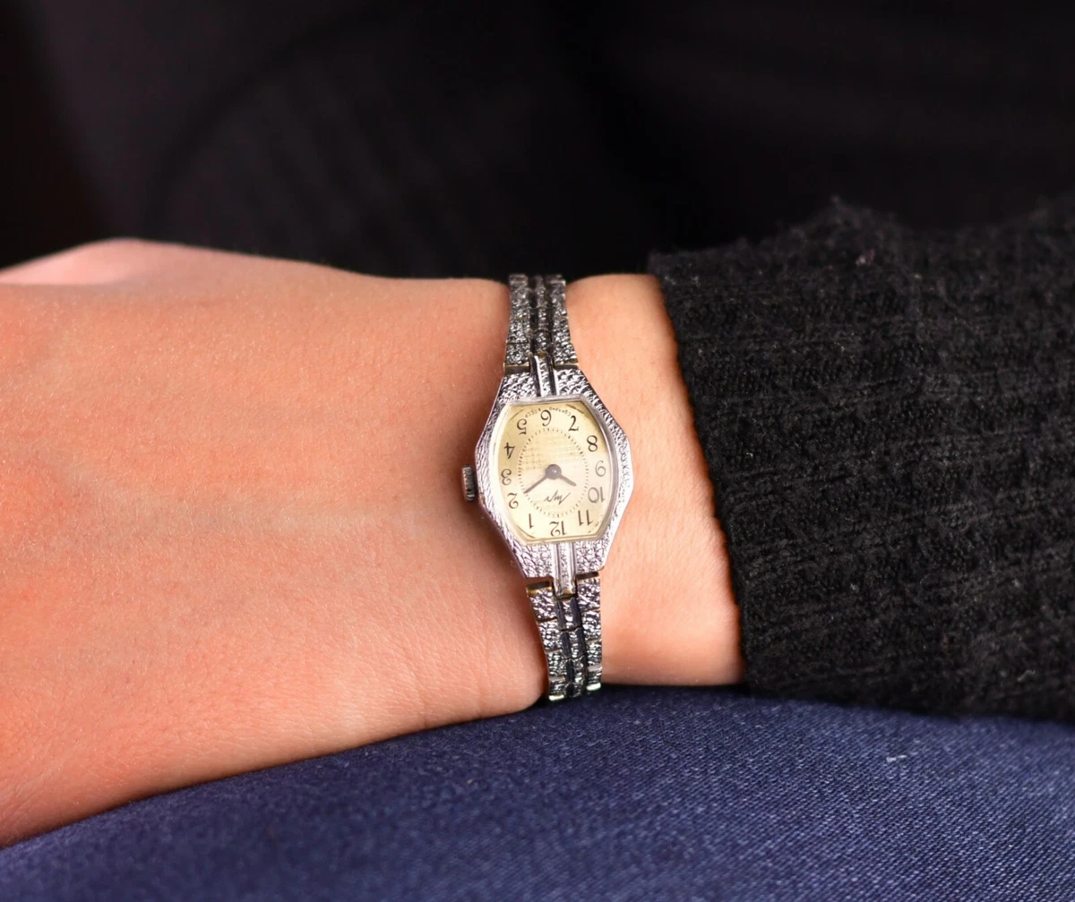Metal wrist best sale watch for ladies