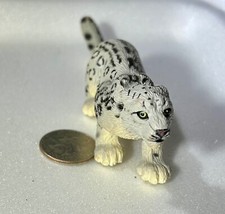 Safari LTD White Adult Snow Leopard 2003 0510 on pack paw