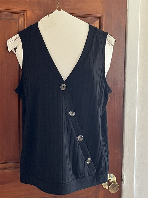 Worthington from JCPenney Ladies V-Neck Top New With Tags Black Size M