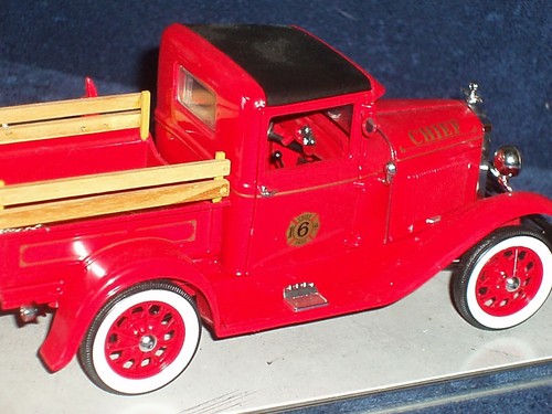 ROAD LEGENDS 1931 FORD FIRE CHIEF PICK-UP TRUCK 1/18 - Picture 7 of 11