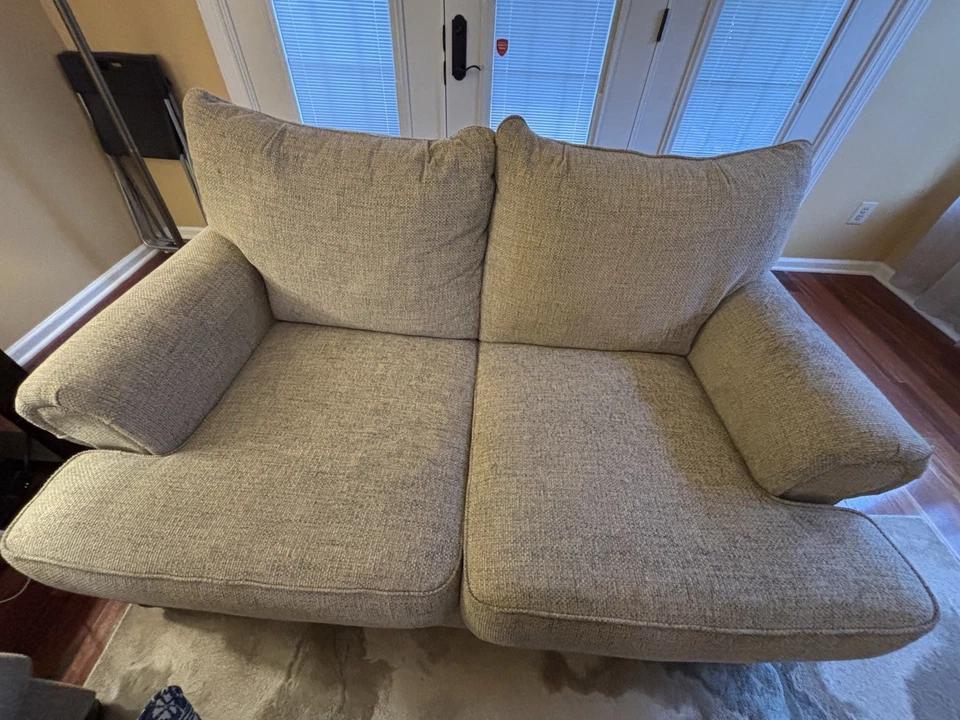 Sofá loveseat con almohadas Ashley Furniture en gris 72”x44”x35” Foto 3 de 3